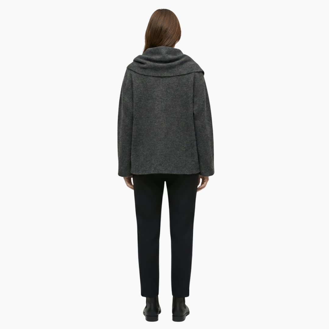 Manteau cape femme élégant avec silhouette fluide et col écharpe