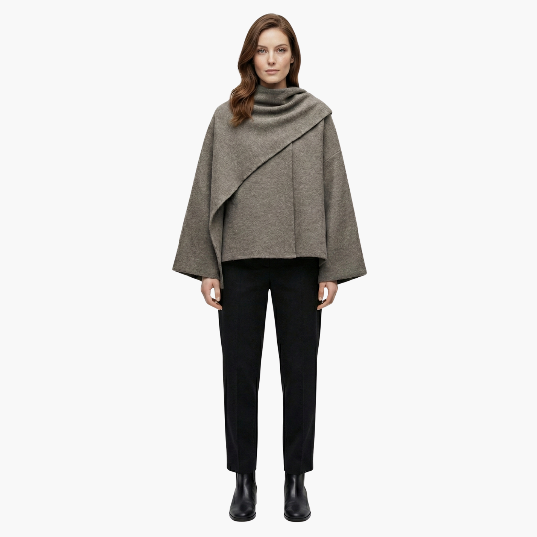 Manteau cape femme élégant avec silhouette fluide et col écharpe