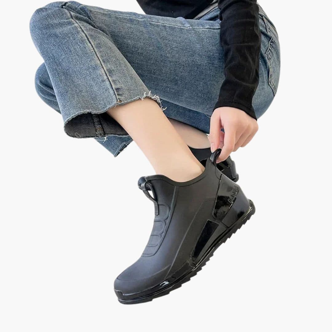 Women's slip-on boots with contoured sole
