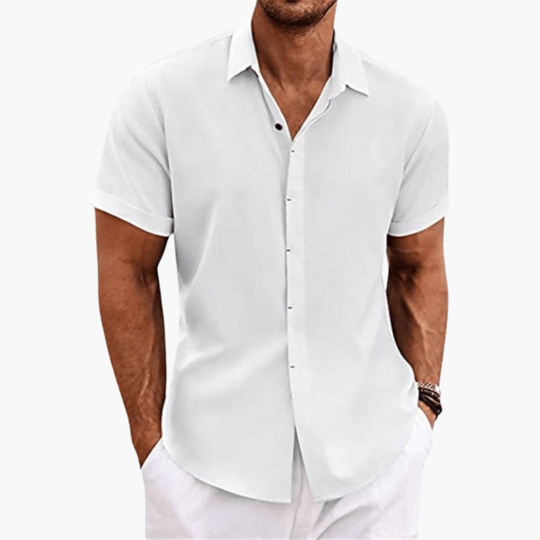 Camisa de homem com colarinho clássico e mangas curtas