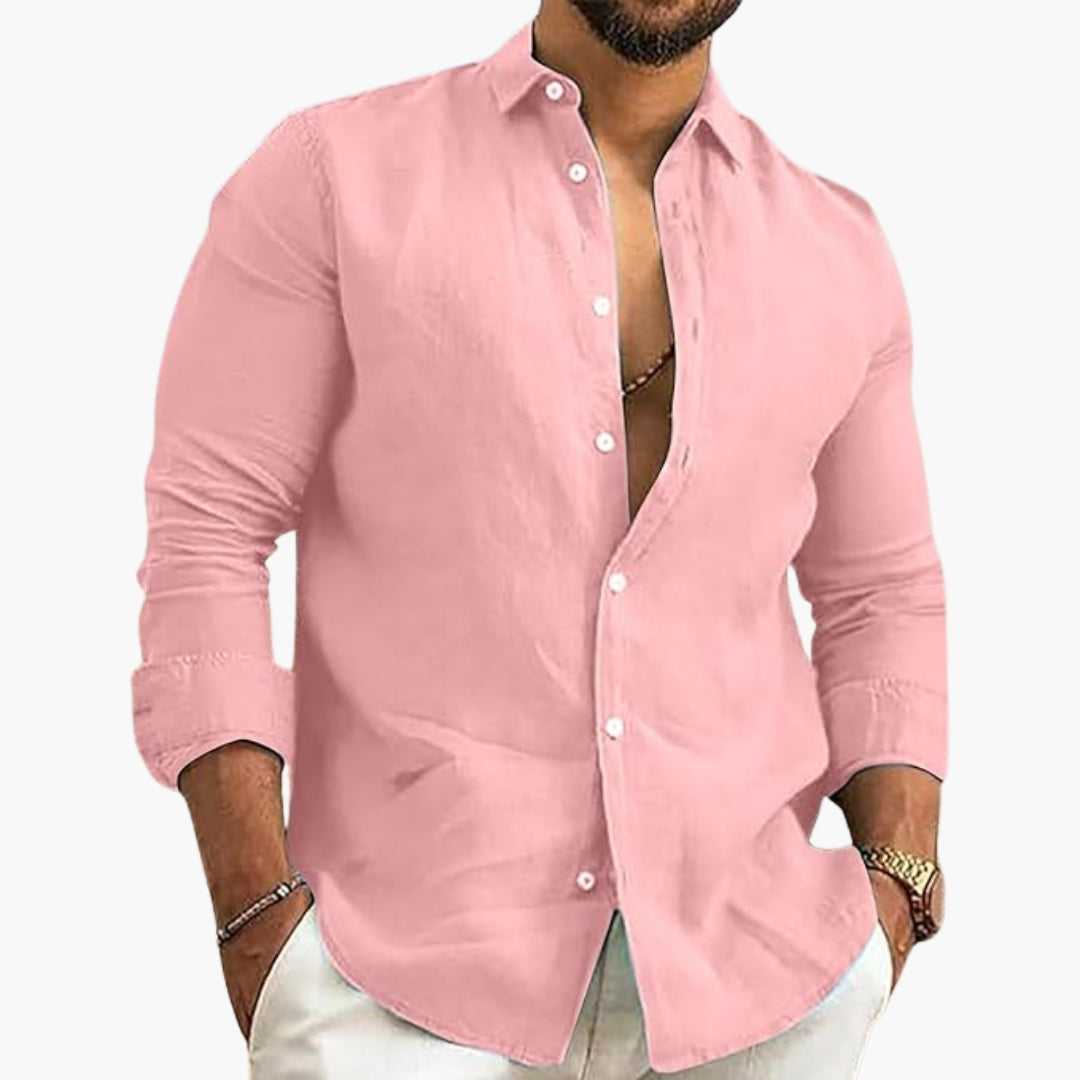 Camisa de hombre con cierre de botones y superficie lisa