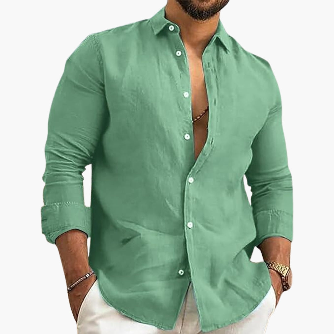 Camisa de hombre con cierre de botones y superficie lisa