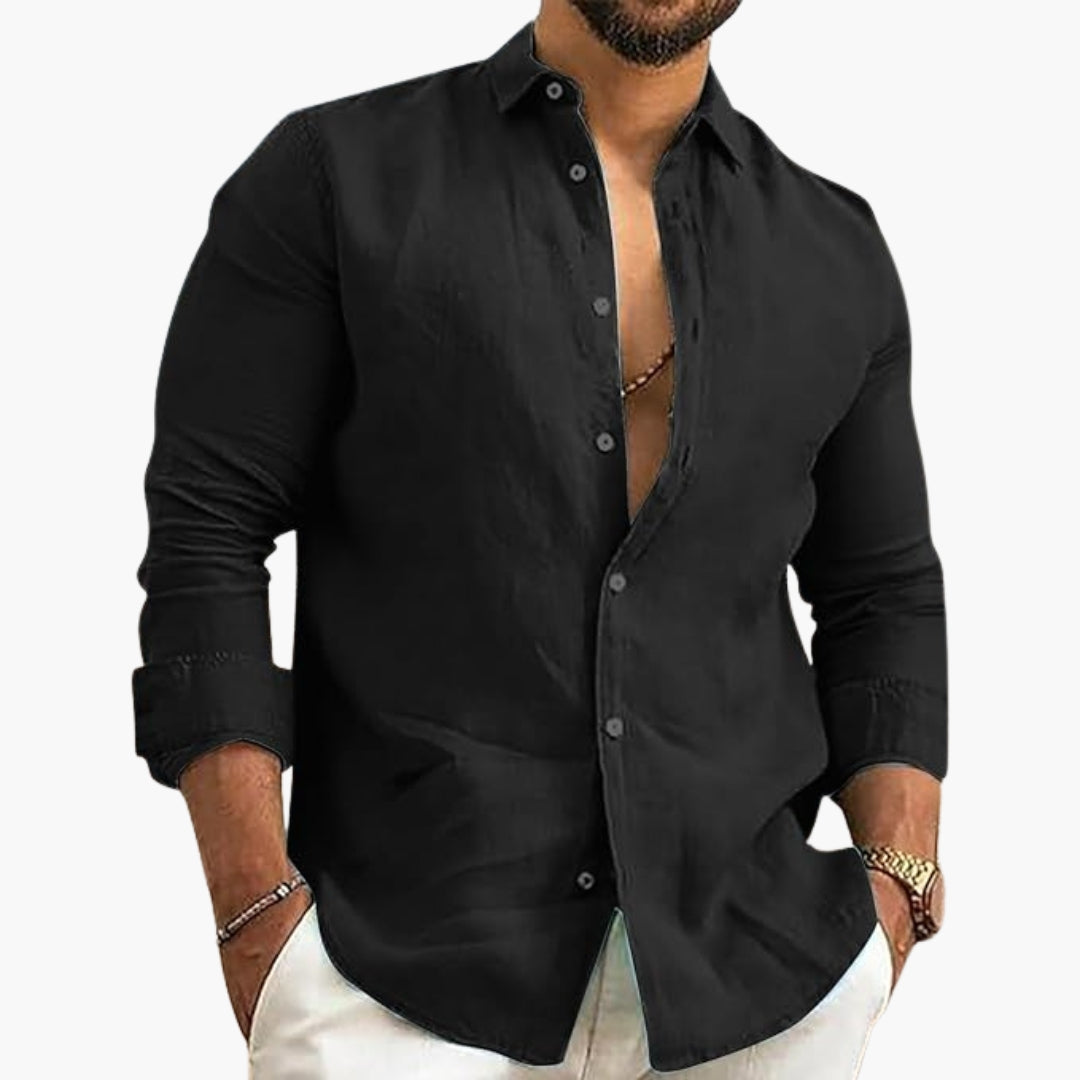 Camisa de hombre con cierre de botones y superficie lisa