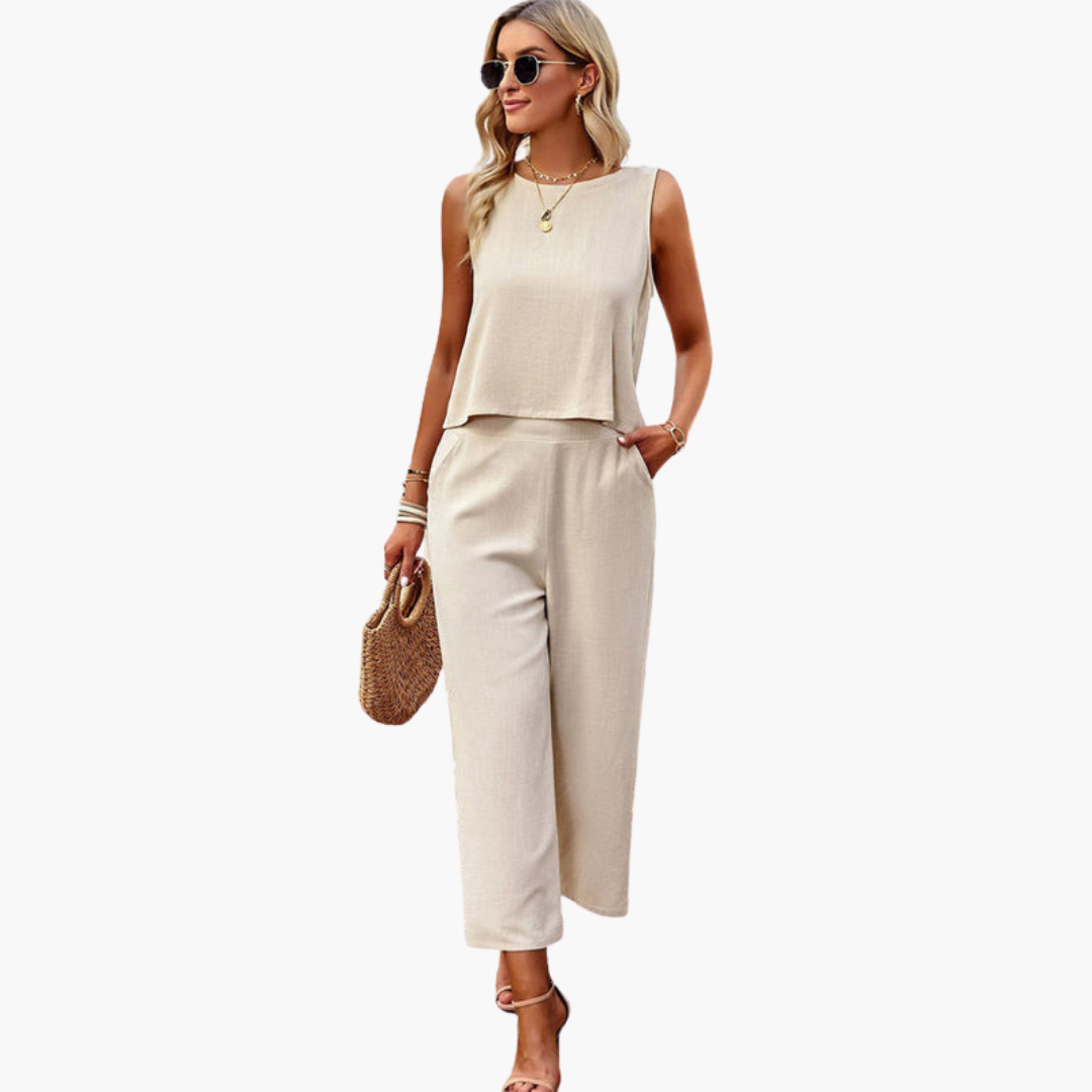 Women's jumpsuit with round neckline and side pockets