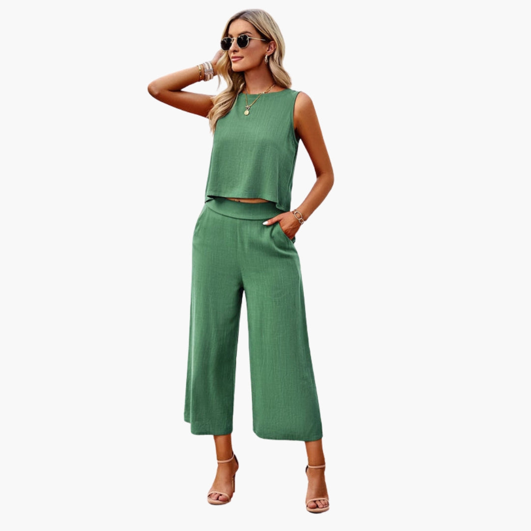 Women's jumpsuit with round neckline and side pockets