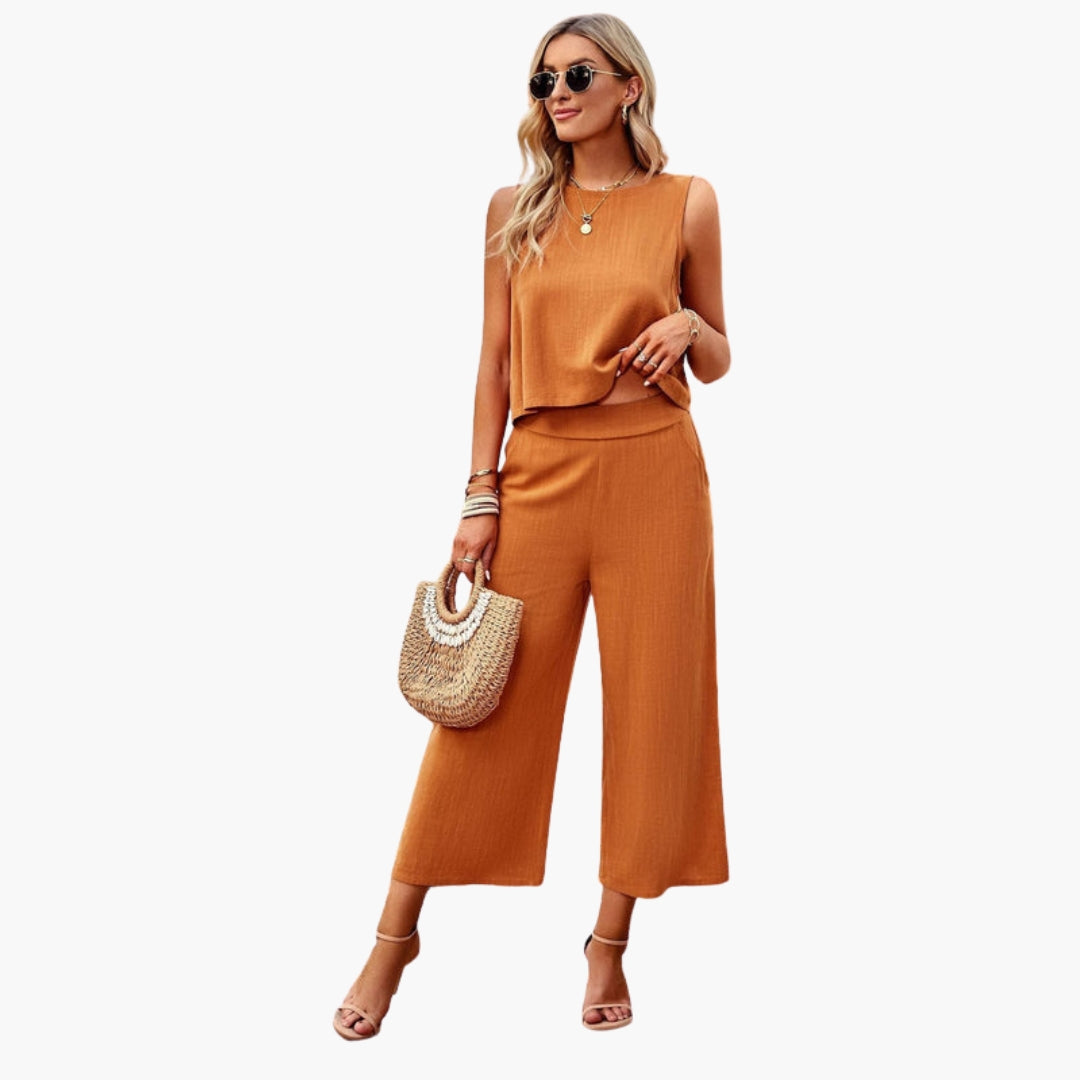 Women's jumpsuit with round neckline and side pockets
