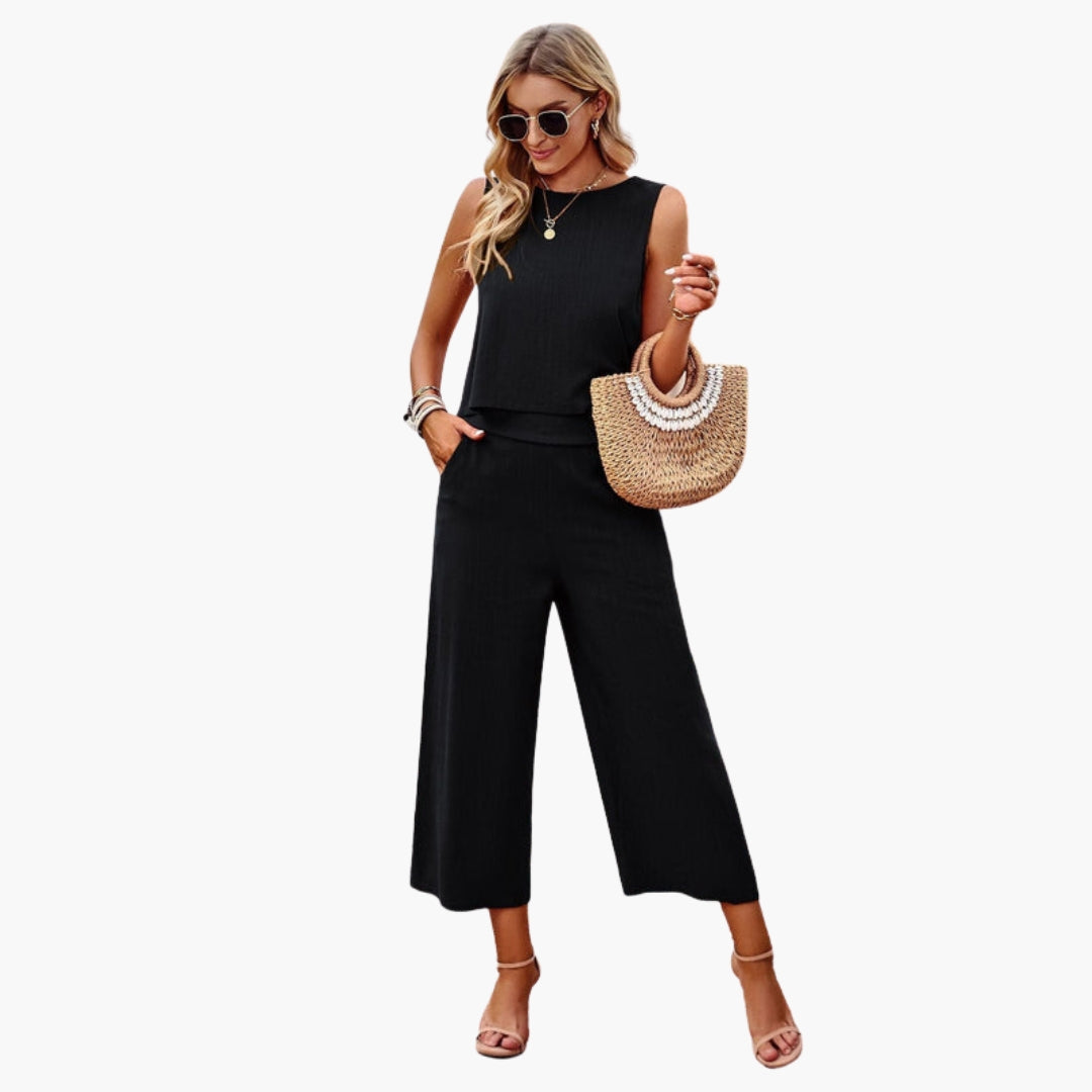 Women's jumpsuit with round neckline and side pockets