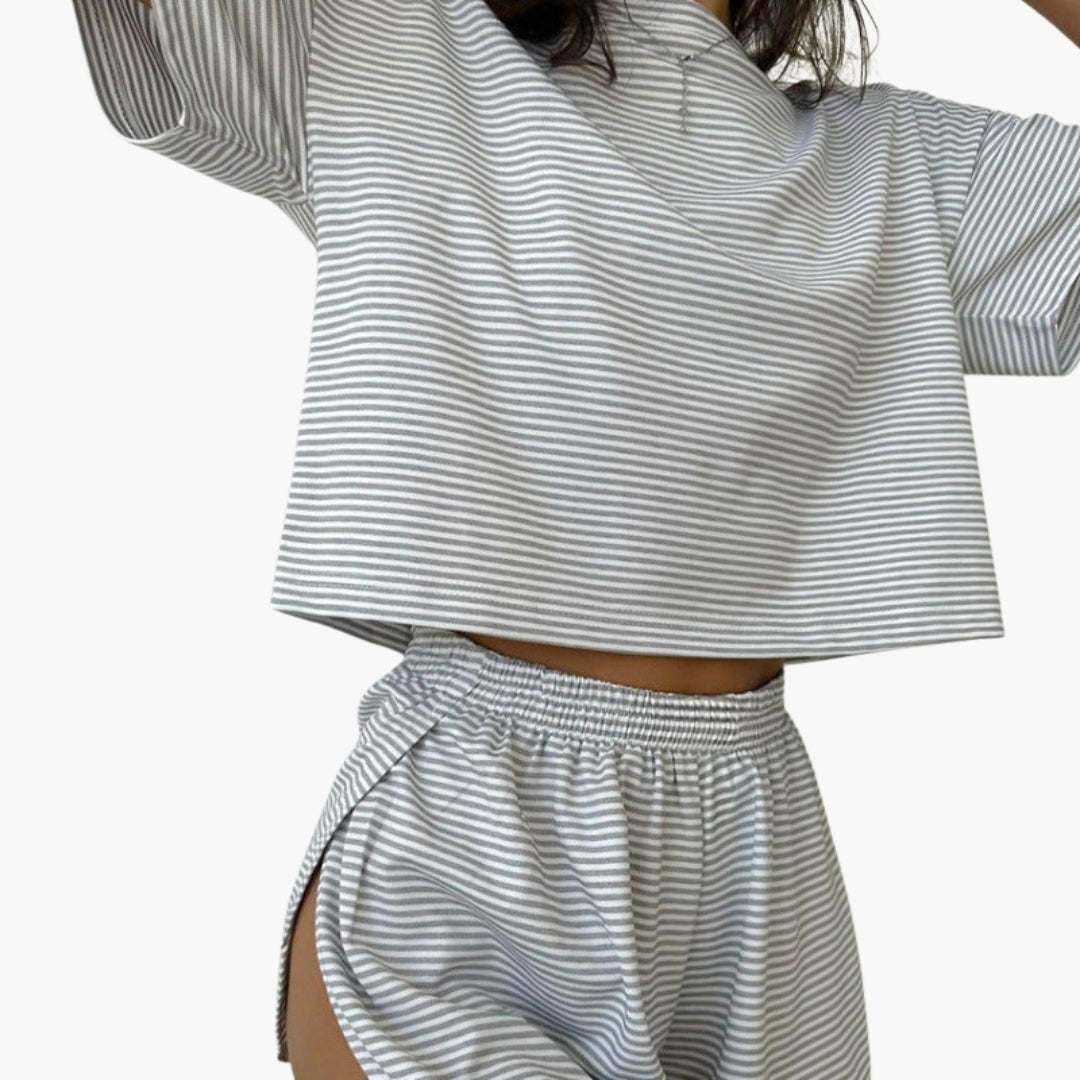 Women's relaxation outfit with short-sleeved top