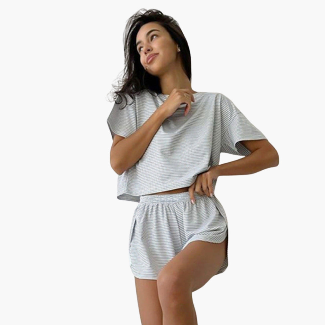 Women's relaxation outfit with short-sleeved top