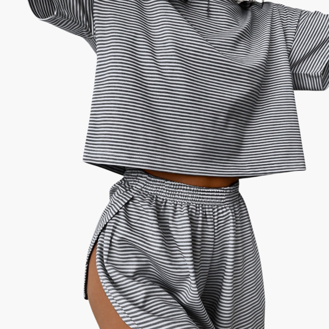 Women's relaxation outfit with short-sleeved top