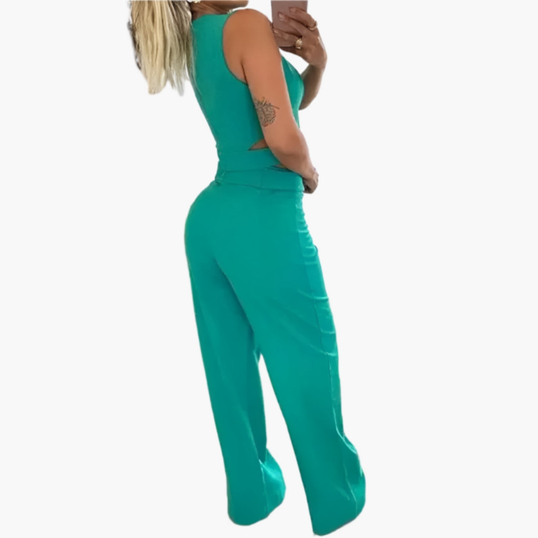 Two-piece women's outfit with wide trousers