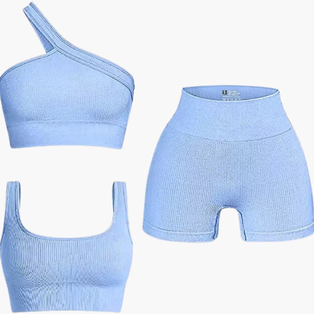 To-delt sæt til kvinder med asymmetrisk top og højtaljede shorts