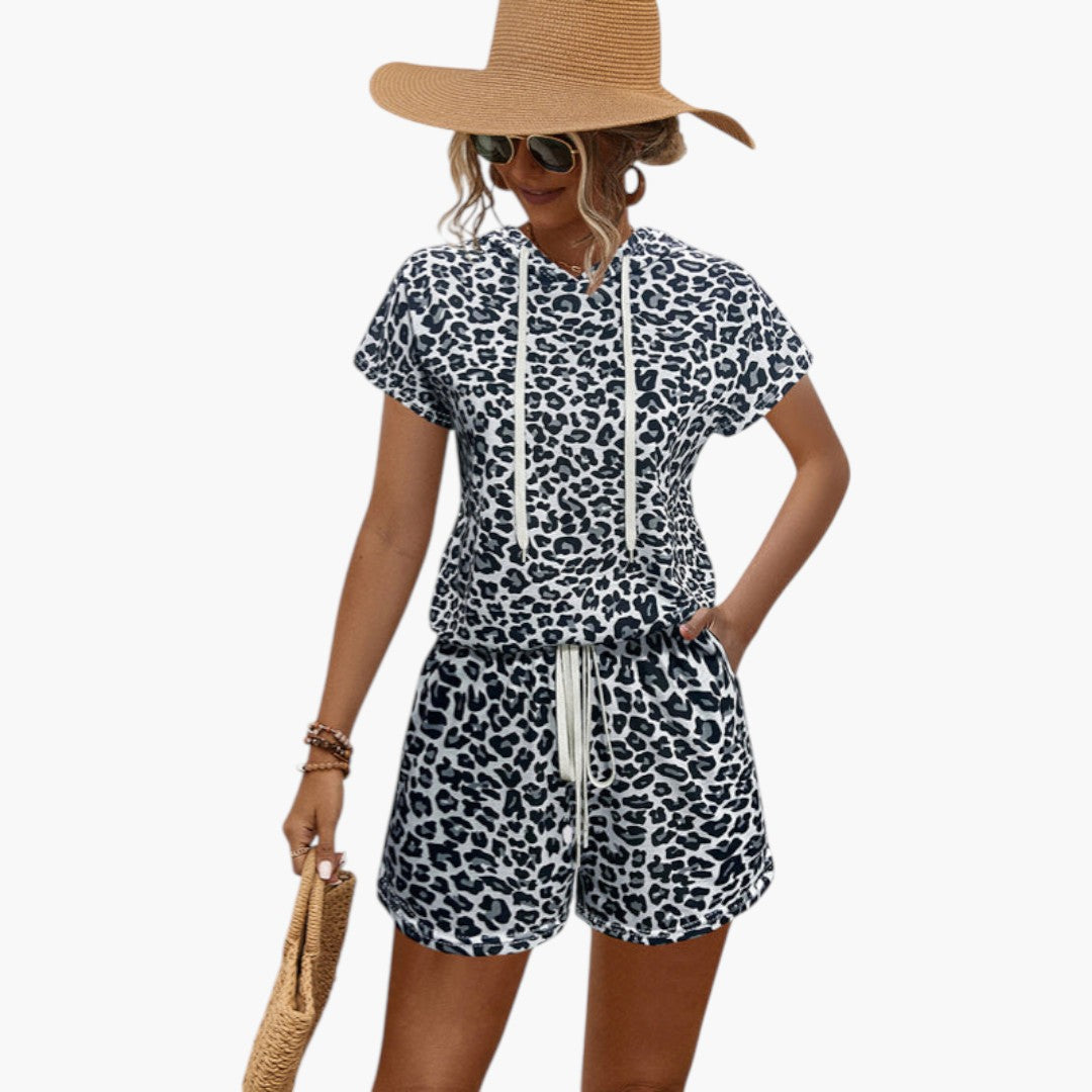 Conjunto feminino com padrão animal e camisola com capuz