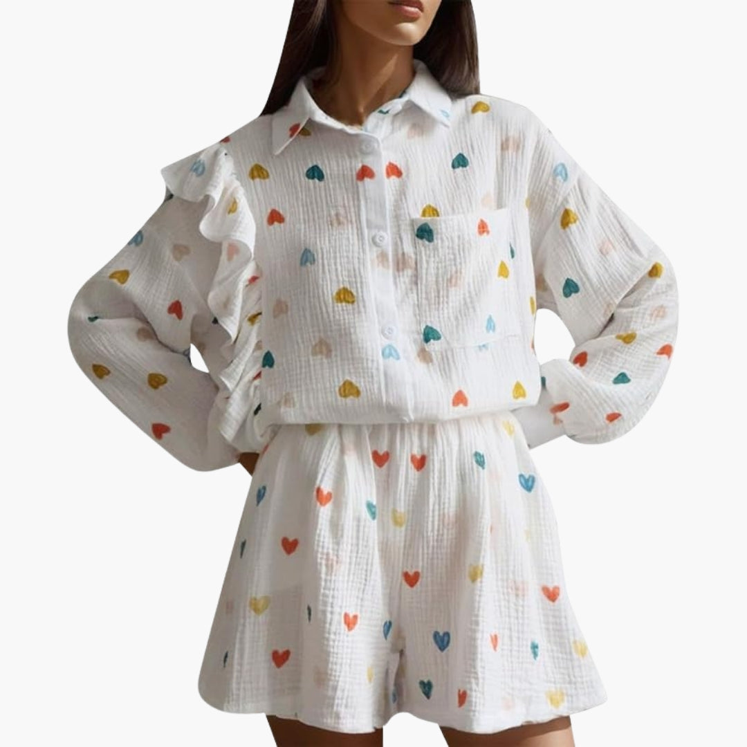 Conjunto feminino com padrão de coração e top de mangas curtas