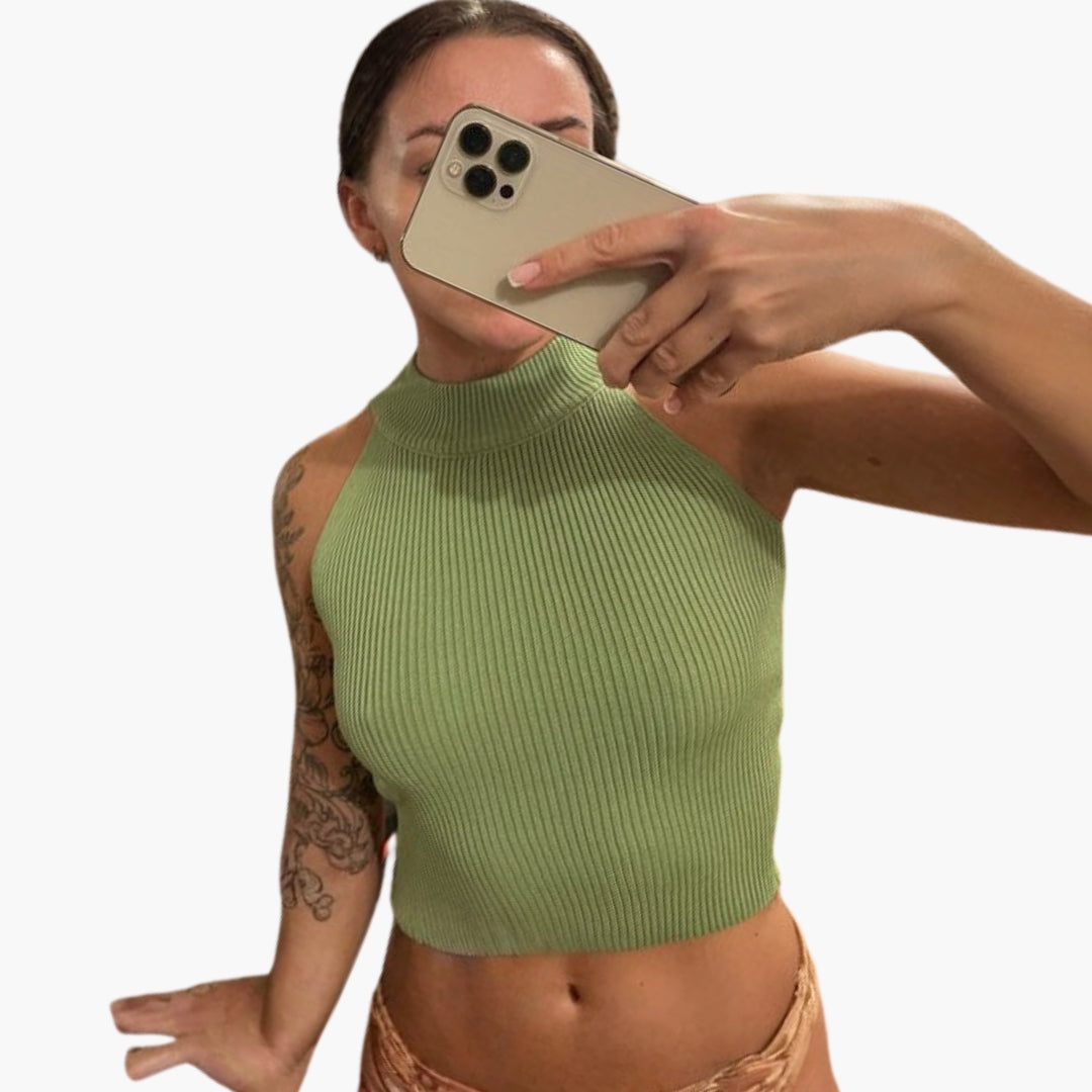Top curto para mulher com gola alta e superfície canelada