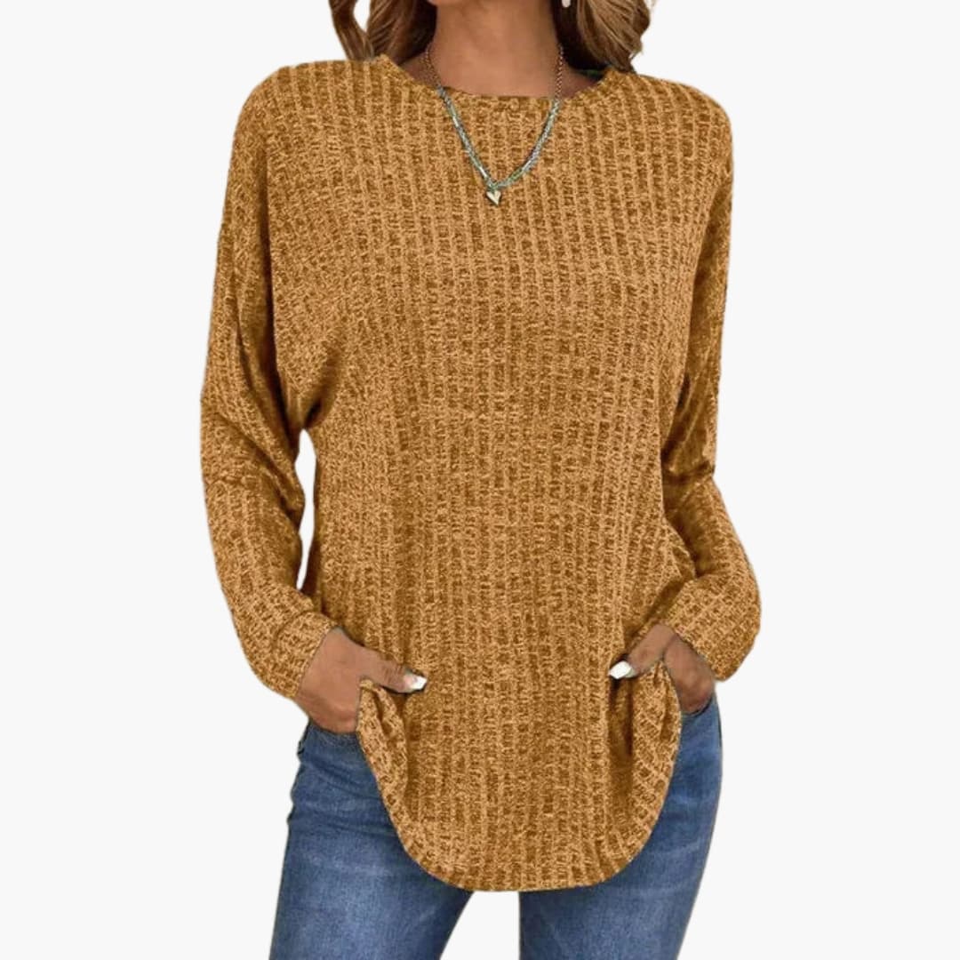 Pull para mulher com gola redonda e superfície tricotada