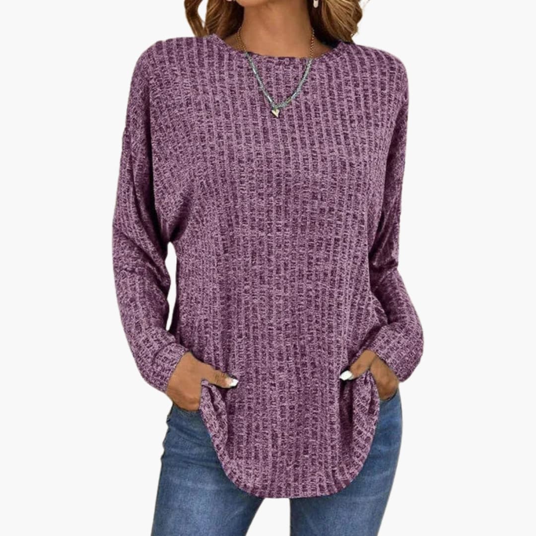 Pull para mulher com gola redonda e superfície tricotada