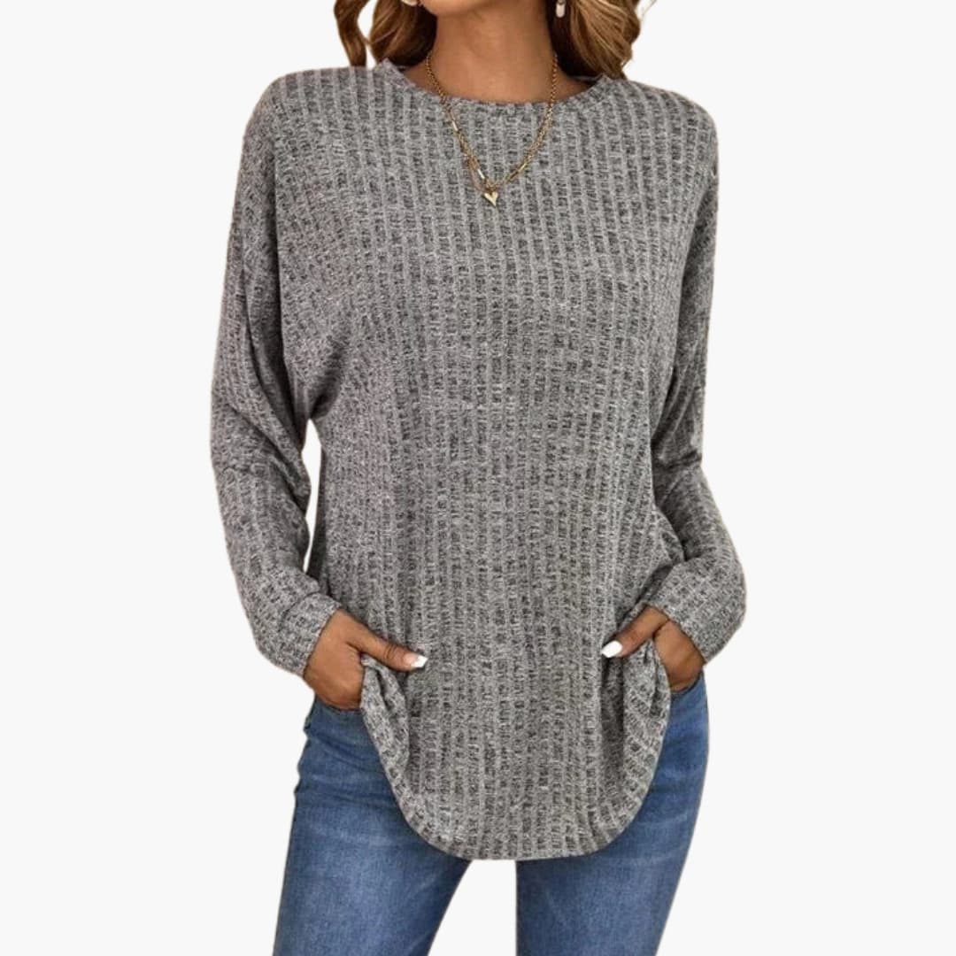 Pull para mulher com gola redonda e superfície tricotada