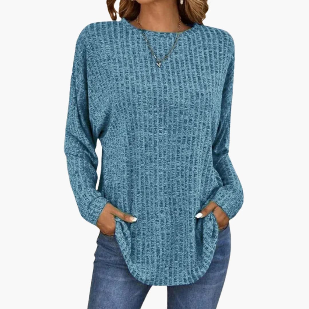 Pull para mulher com gola redonda e superfície tricotada