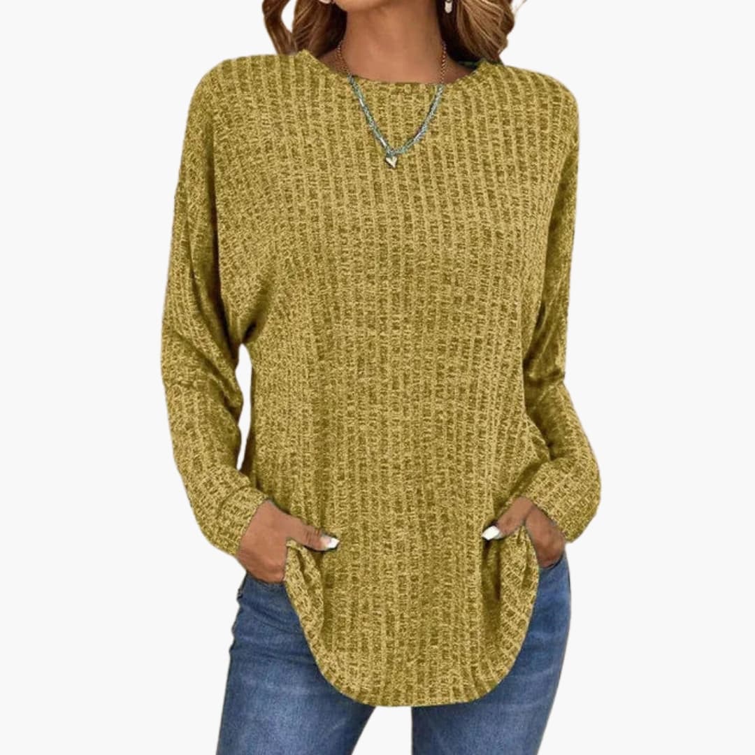 Pull para mulher com gola redonda e superfície tricotada