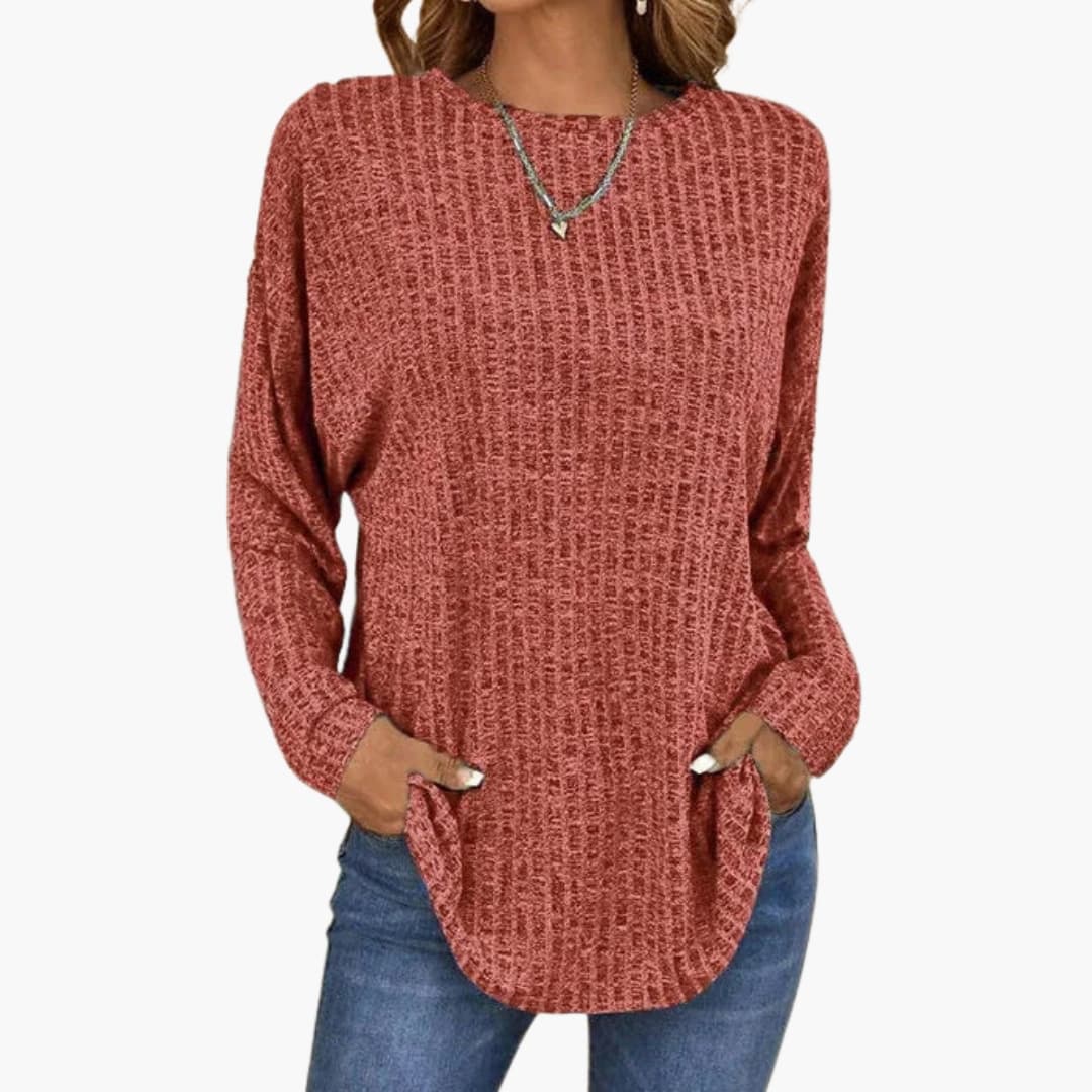 Pull para mulher com gola redonda e superfície tricotada