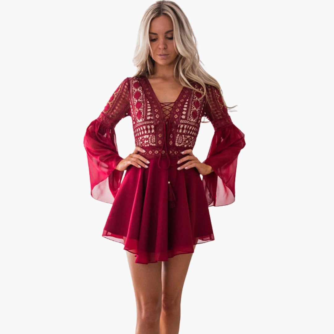 Robe de mulher com detalhes vazados e mangas alargadas