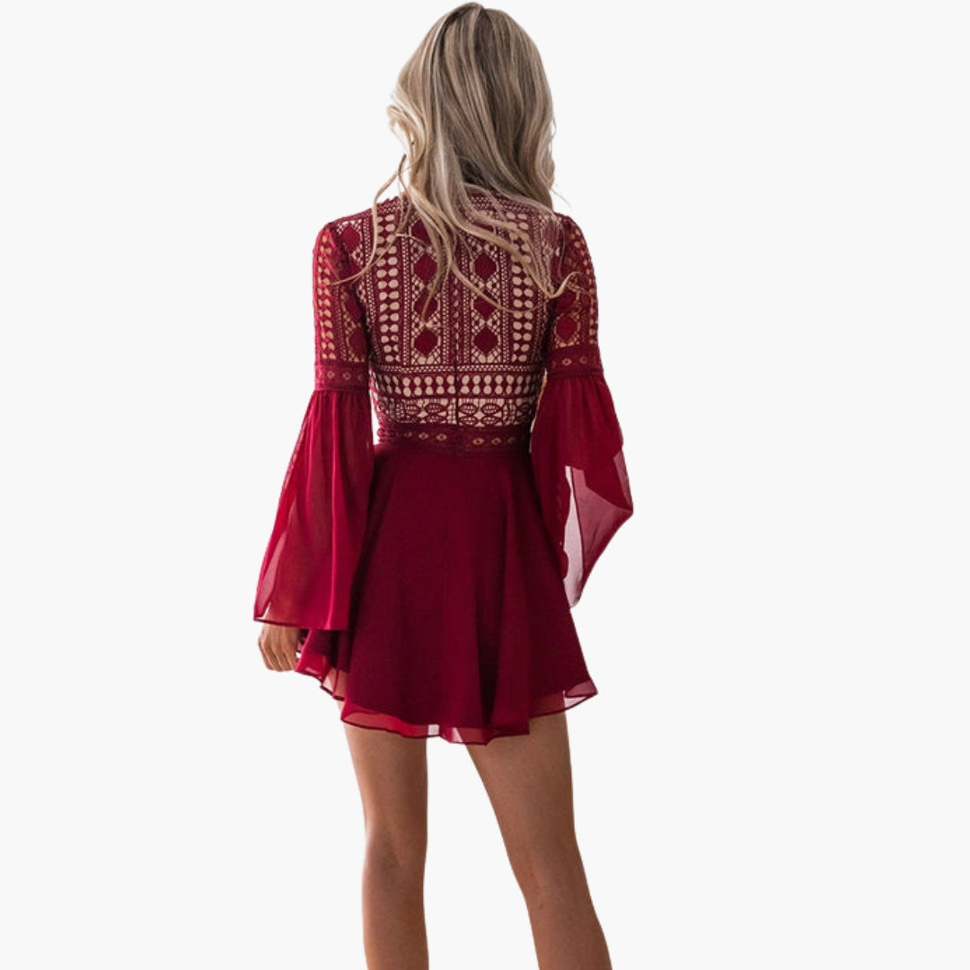 Robe de mulher com detalhes vazados e mangas alargadas
