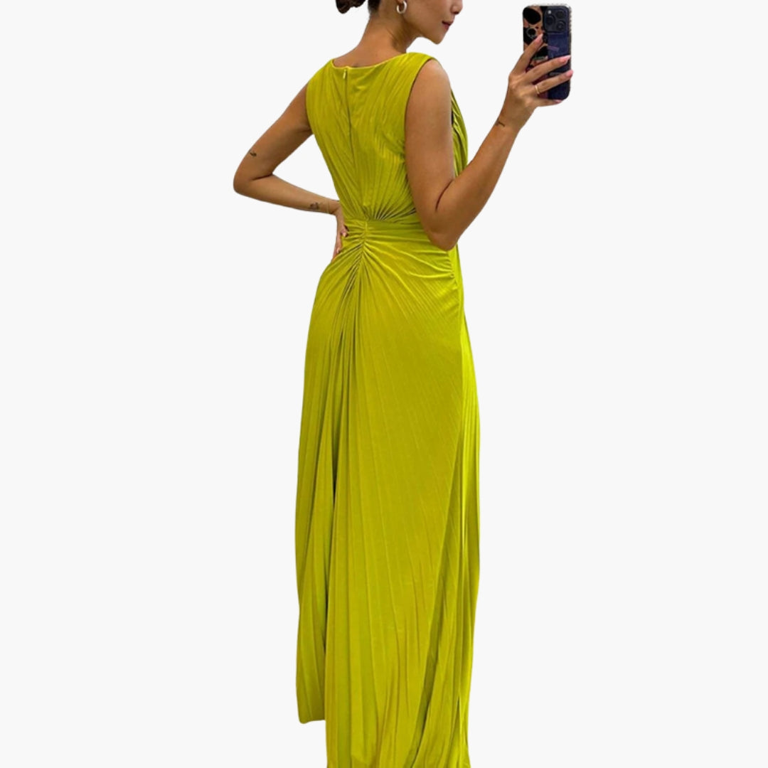 Vestido comprido feminino sem mangas com superfície pregueada