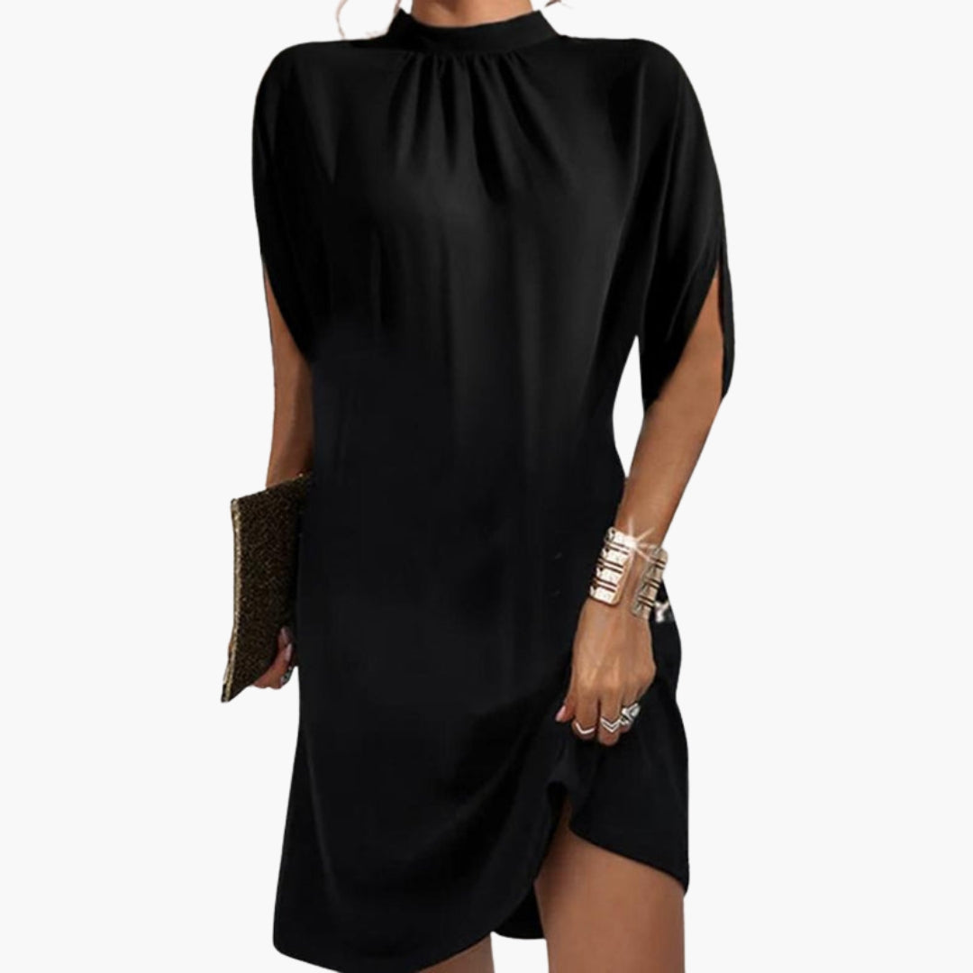 Vestido curto feminino com gola alta e mangas abertas