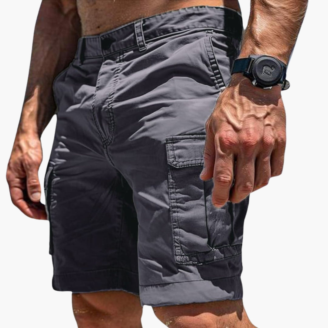 Kurze Herren-Cargohose mit Knopfverschluss