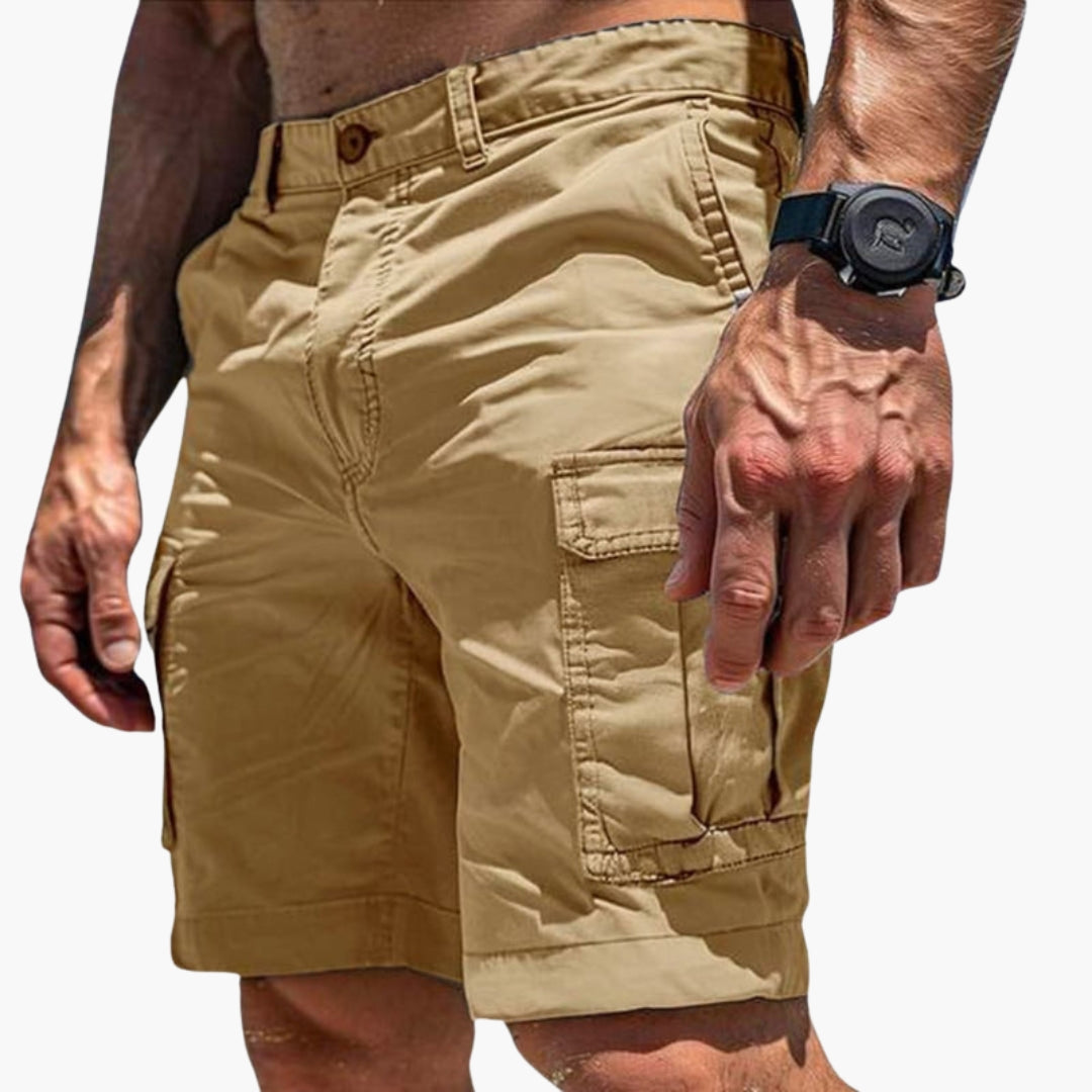 Kurze Herren-Cargohose mit Knopfverschluss