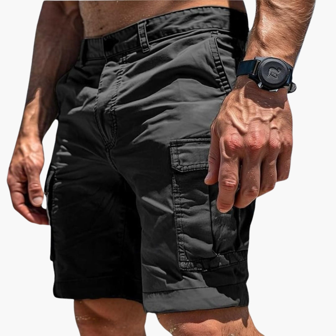 Kurze Herren-Cargohose mit Knopfverschluss
