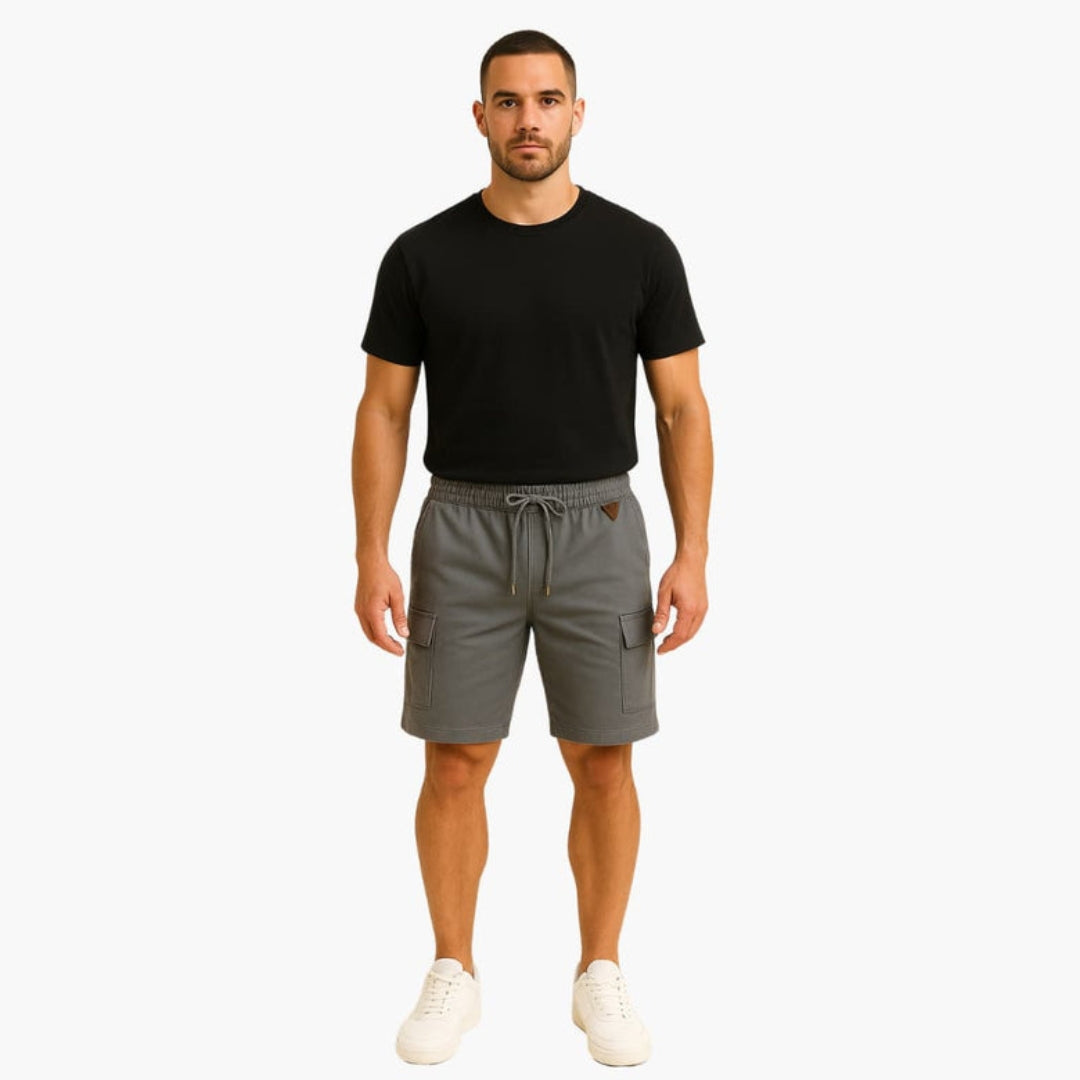 Men's short cargo pants with flap pocket