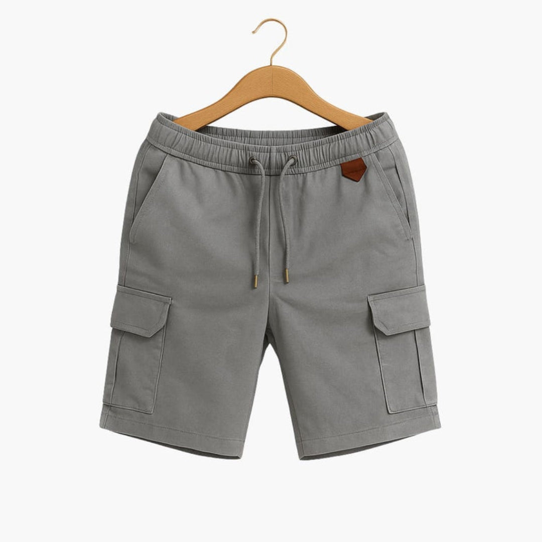 Men's short cargo pants with flap pocket
