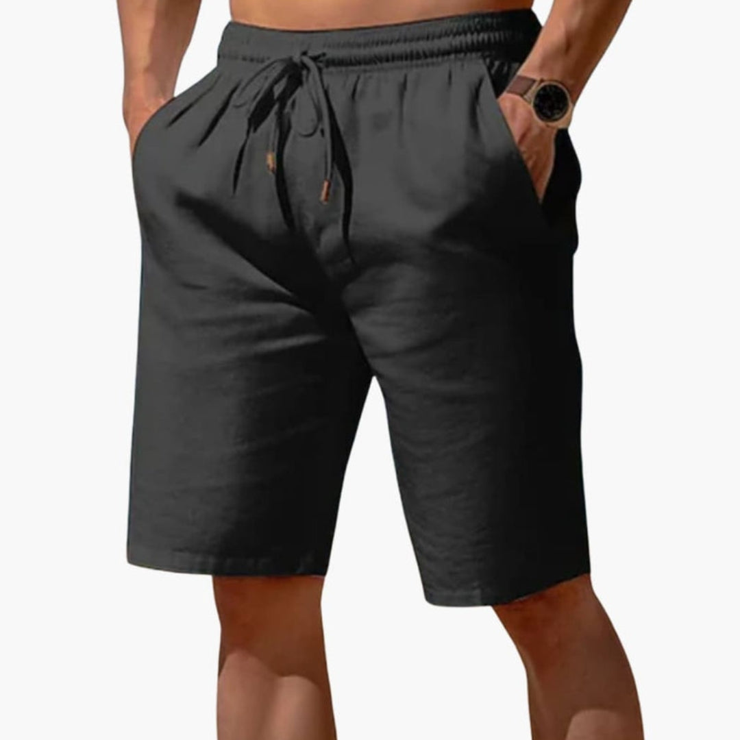Short homme a taille à poches latérales et surface unie