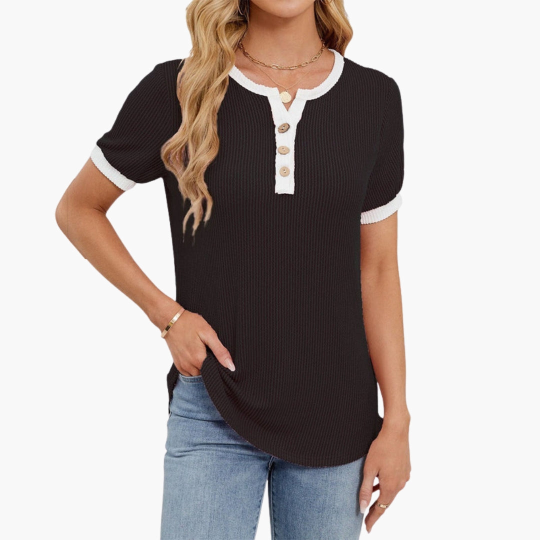T-shirt til kvinder med delt halsudskæring og knaplukning