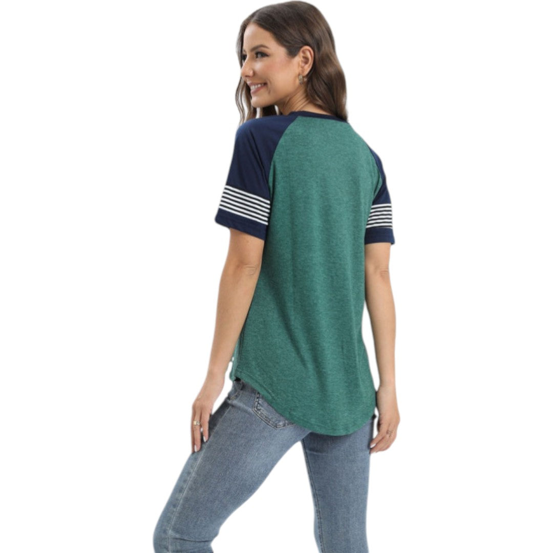 T-shirt feminina com mangas raglã e painéis às riscas