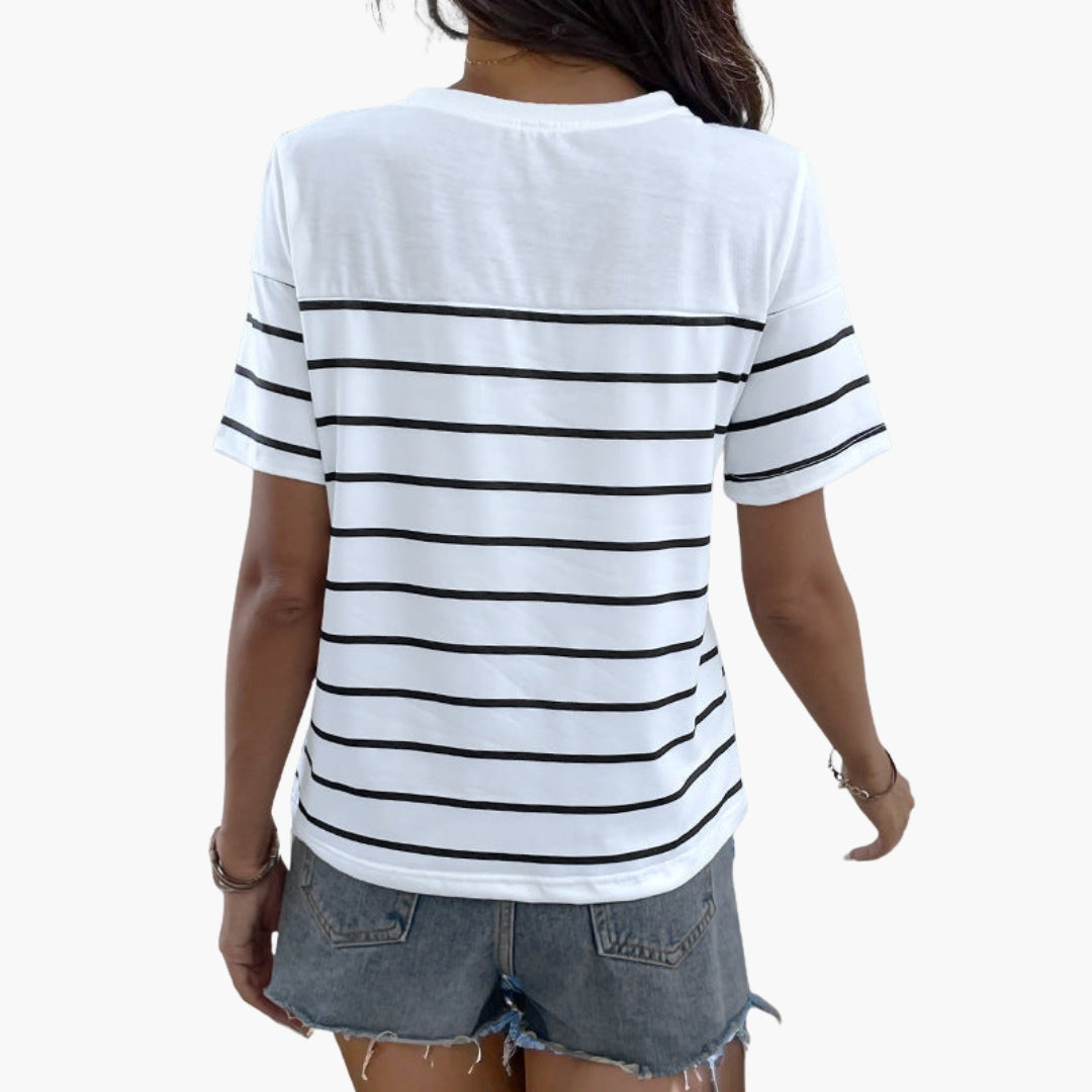 T-shirt til kvinder med striber og pyntelige knapper på skulderen