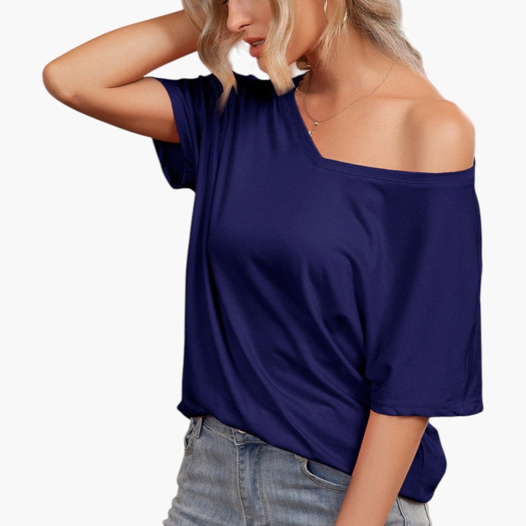 T-shirt feminina larga com decote assimétrico