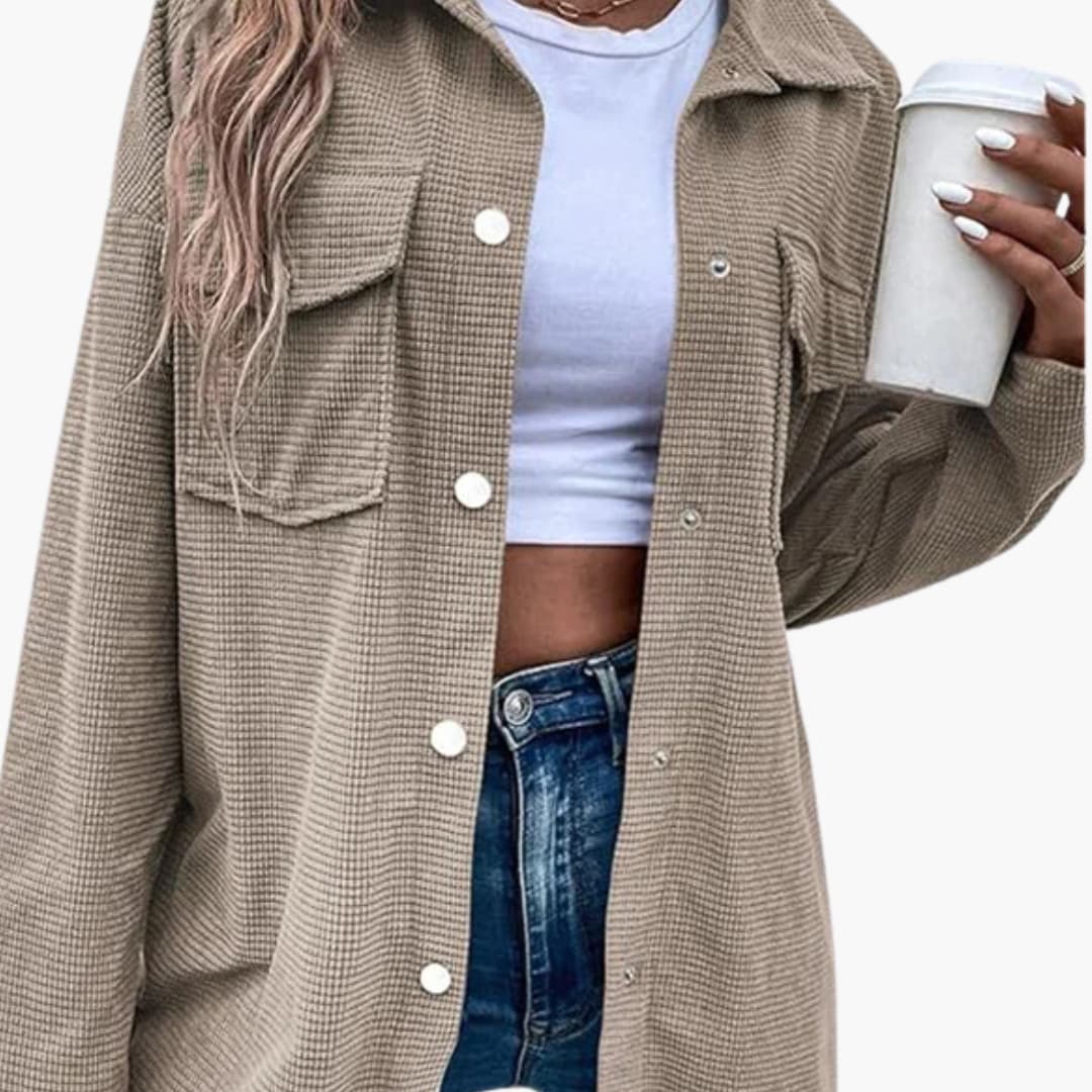 Camicia a coste da donna con chiusura a bottoni e tasche frontali