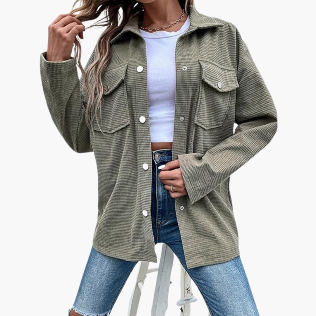 Camicia a coste da donna con chiusura a bottoni e tasche frontali