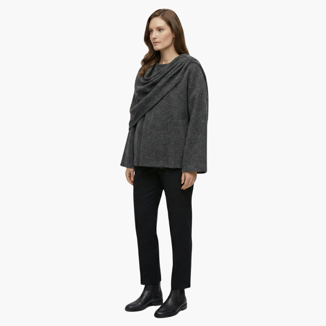Manteau cape femme élégant avec silhouette fluide et col écharpe