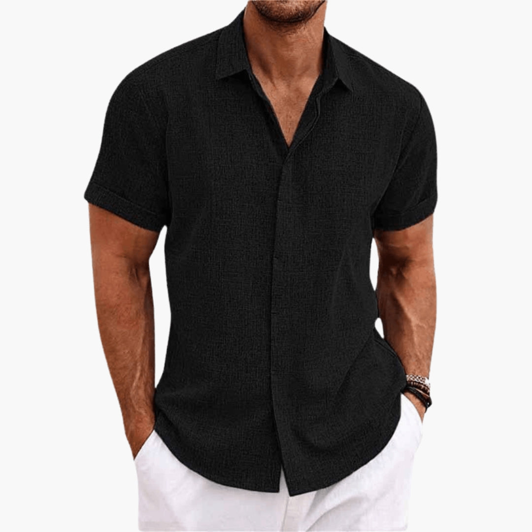 Camisa de homem com colarinho clássico e mangas curtas