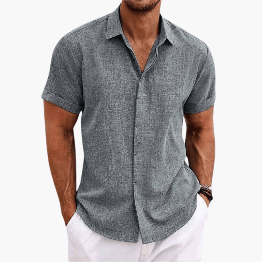 Camisa de homem com colarinho clássico e mangas curtas