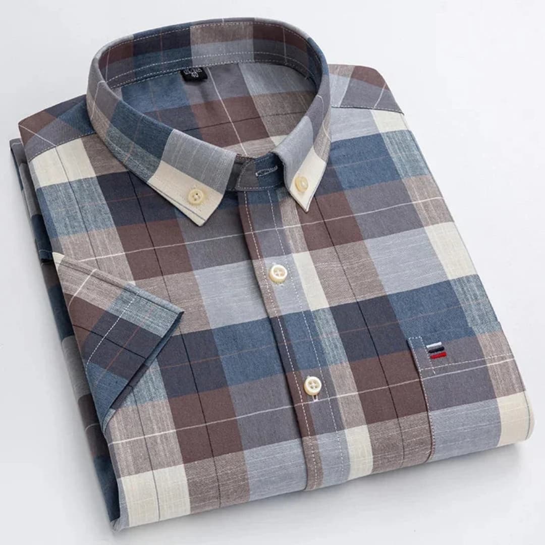 Chemise homme à manches courtes avec col replié et fermeture boutonnée