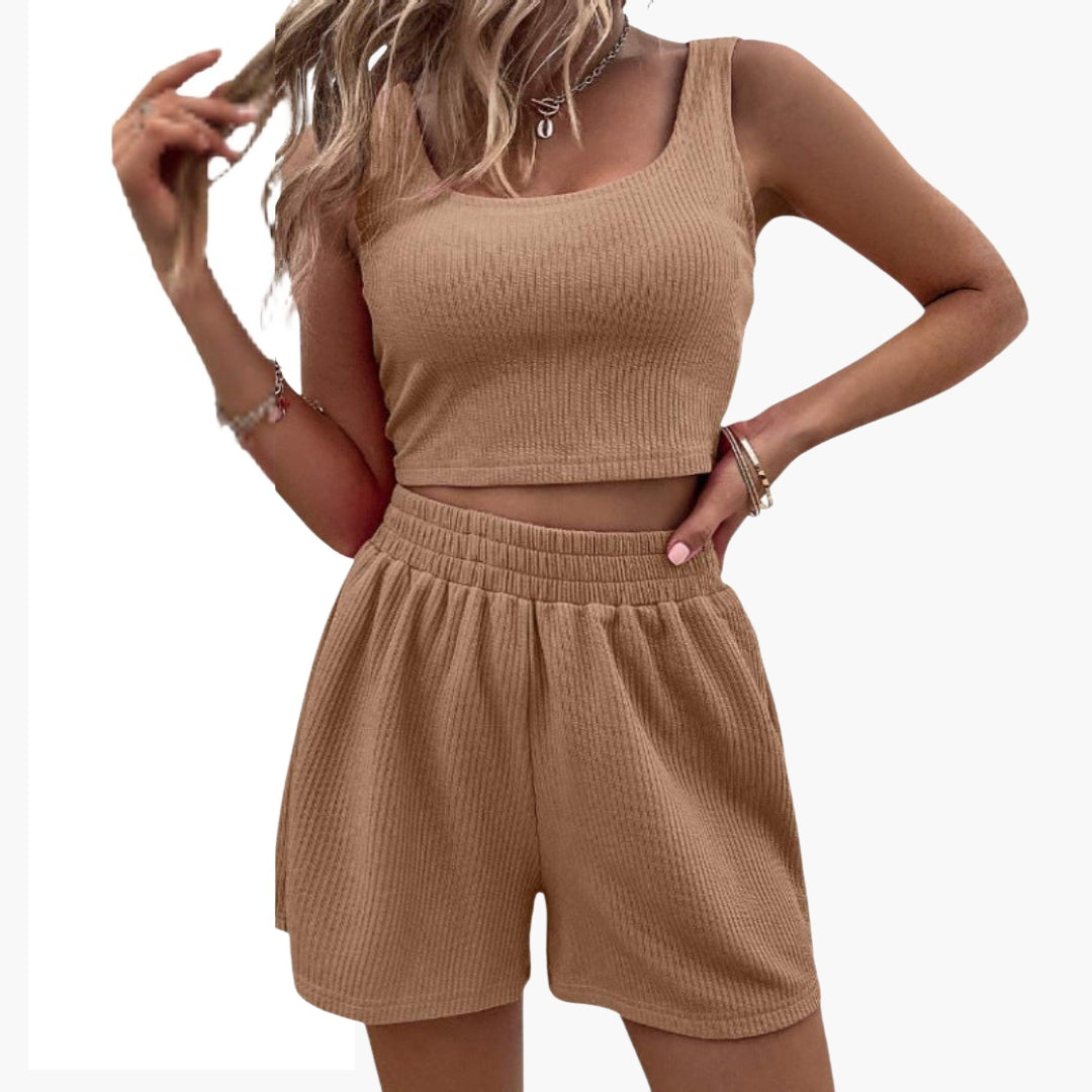 Sæt med korte sportsshorts til kvinder med kort top og elastisk talje