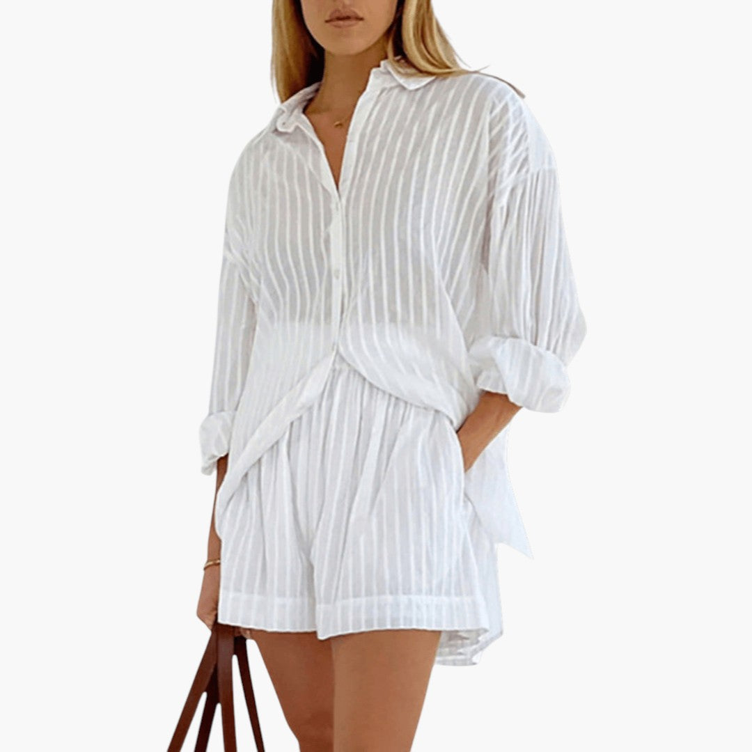 To-delt sommeroutfit til kvinder med knaplukket skjorte