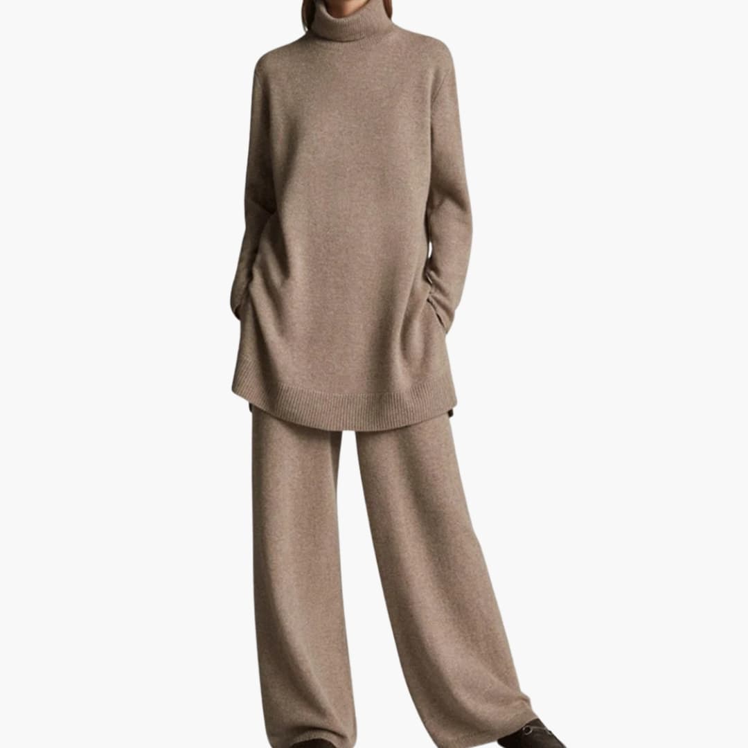 Ensemble deux pièces femme avec pull à col roulé et pantalon large