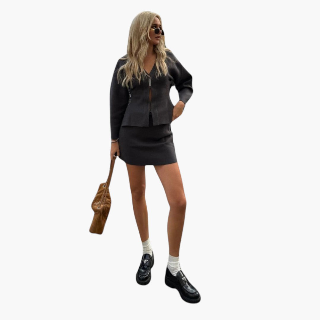 Conjunto de duas peças para senhora com top de malha e saia