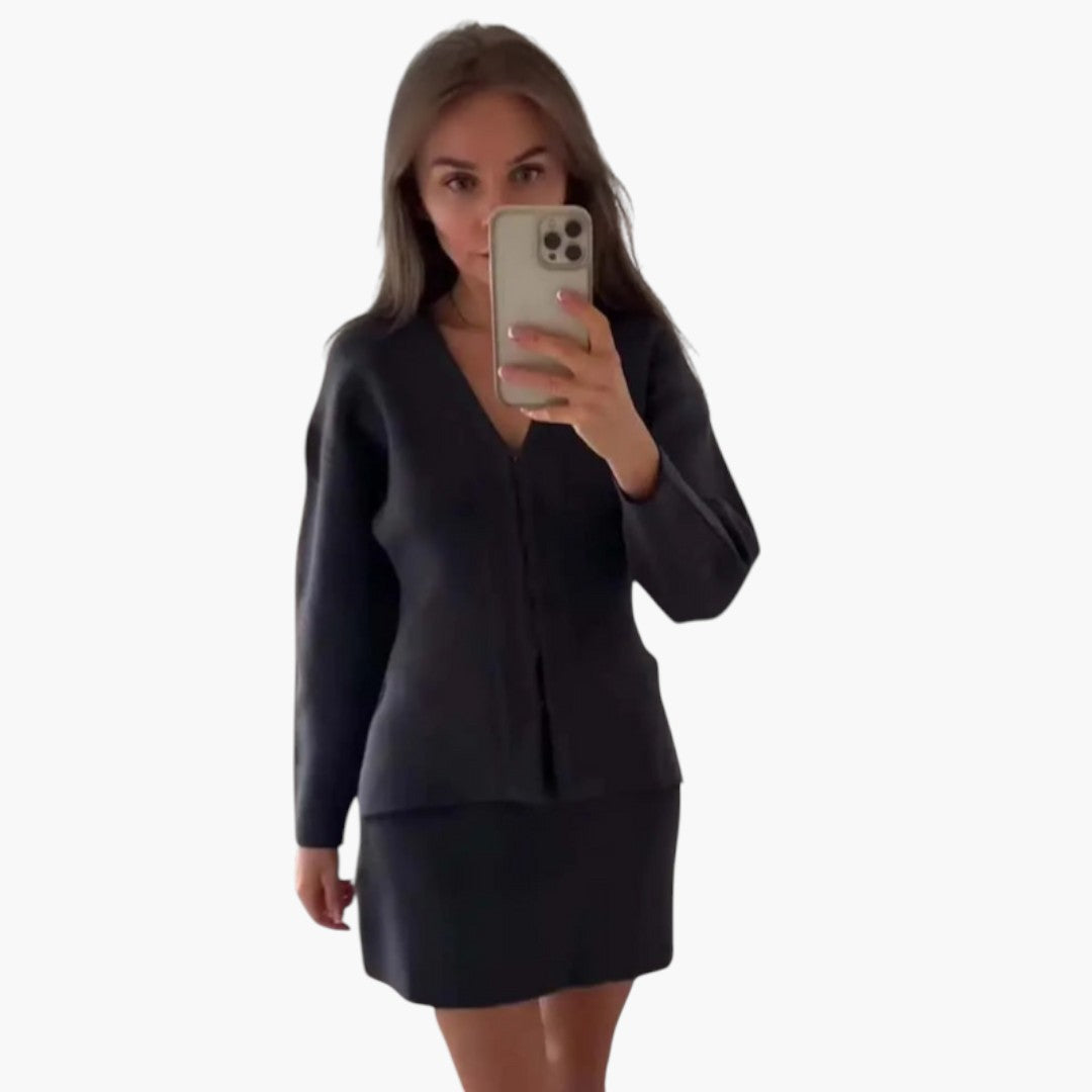 Conjunto de duas peças para senhora com top de malha e saia